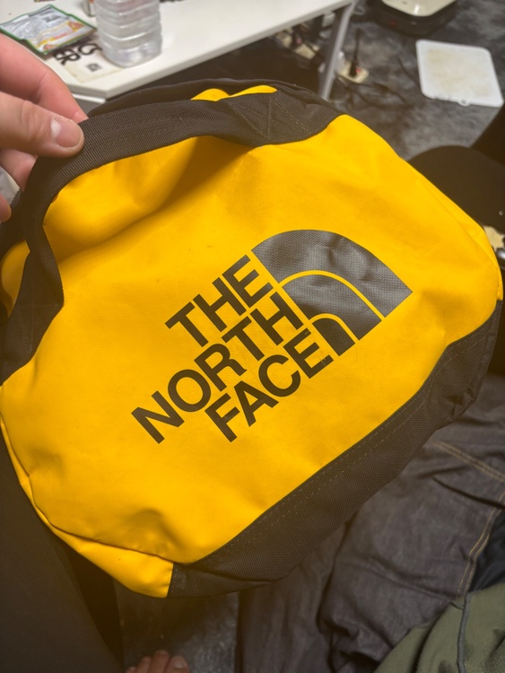 The North Face Base Camp Duffel M (71L)（ブランドバッグ）の商品画像 - 査定依頼日：2026年3月9日 - 最高査定価格：100,000円