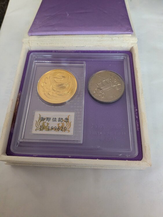 天皇陛下即位記念十万円金貨（金・貴金属）の商品画像 - 査定依頼日：2026年9月23日 - 最高査定価格：640,000円
