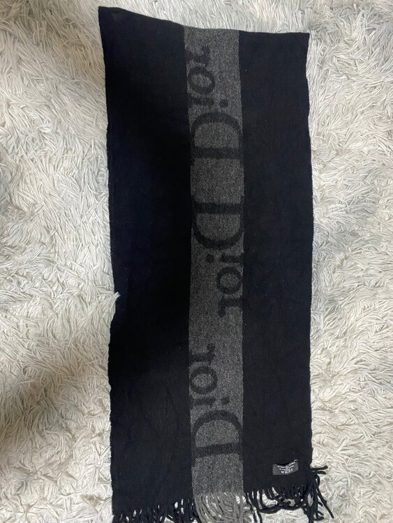 Dior マフラー（古着・ファッション）の商品画像 - 査定依頼日：2025年2月3日 - 最高査定価格：5,000円