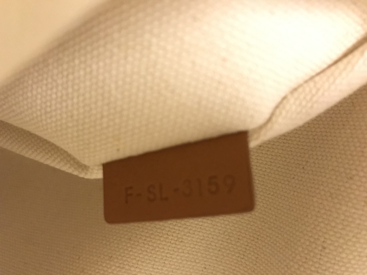 セリーヌ  ホリゾンタル　カバ　キャンバストートバッグ（ブランドバッグ）の商品画像 - 査定依頼日：2020年8月2日 - 最高査定価格：100,000円