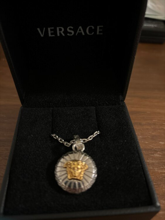 ヴェルサーチ（金・貴金属）の商品画像 - 査定依頼日：2024年3月19日 - 最高査定価格：18,000円