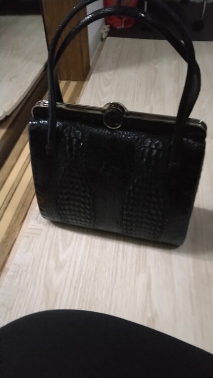 レザーハンドバック（古着・ファッション）の商品画像 - 査定依頼日：2025年10月24日 - 最高査定価格：1,000円