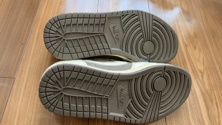 NIKE エアージョーダン1 Travis Scott リバーモカ（古着・ファッション）の商品画像 - 査定依頼日：2026年3月15日 - 最高査定価格：100,000円