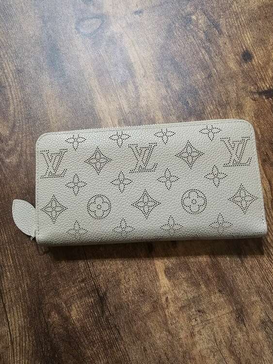 ジッピーウォレット（ブランド財布・小物）の商品画像 - 査定依頼日：2025年1月24日 - 最高査定価格：85,000円