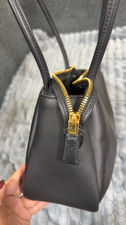 プラダ  （ブランドバッグ）の商品画像 - 査定依頼日：2025年11月11日 - 最高査定価格：220,000円