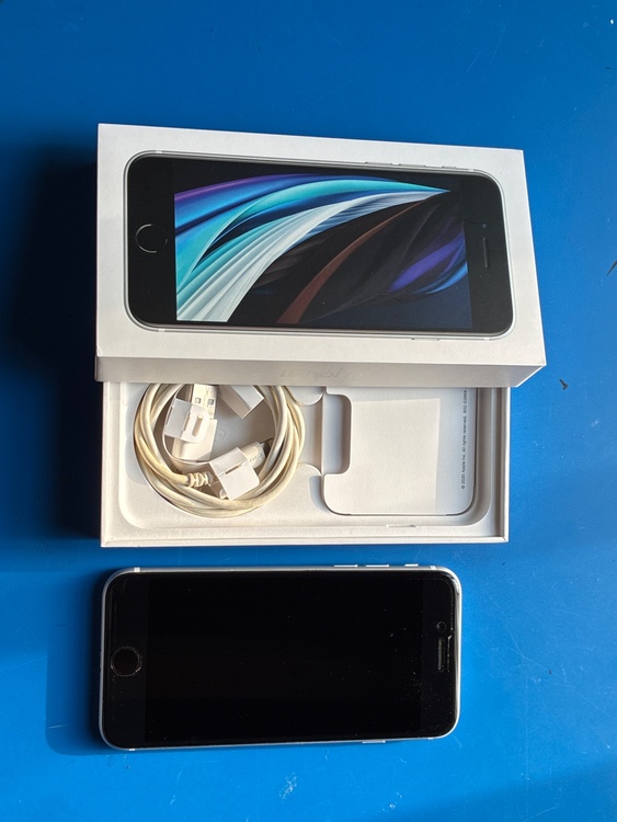 iPhone SE (第 2 世代) 64GB au（スマホ）の商品画像 - 査定依頼日：2026年2月2日 - 最高査定価格：14,000円