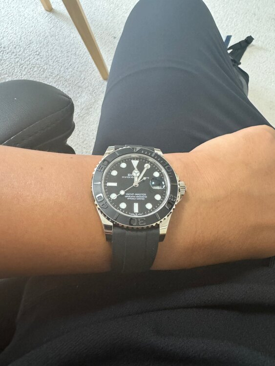 ロレックス ヨットマスター 42 ほわいとごーると（高級時計）の商品画像 - 査定依頼日：2025年3月16日 - 最高査定価格：4,600,000円