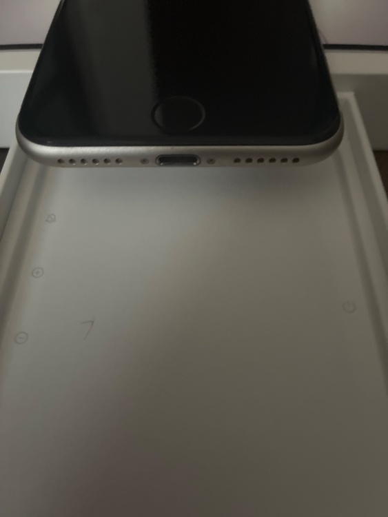 iPhoneSE3（スマホ）の商品画像 - 査定依頼日：2026年3月20日 - 最高査定価格：18,000円