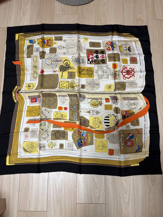 スカーフ（古着・ファッション）の商品画像 - 査定依頼日：2025年10月1日 - 最高査定価格：20,000円