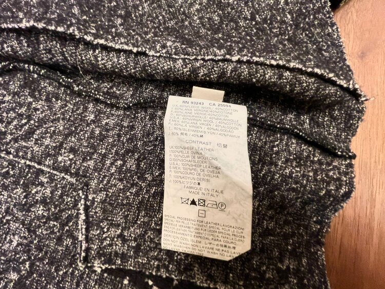 ディーゼルブラックゴールドジャケット（古着・ファッション）の商品画像 - 査定依頼日：2024年12月12日 - 最高査定価格：500円