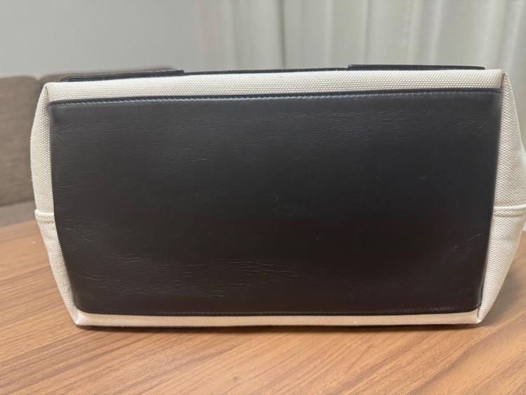 バレンシアトートバッグ カバ Sサイズ ホワイト レディース（ブランドバッグ）の商品画像 - 査定依頼日：2025年11月21日 - 最高査定価格：58,000円