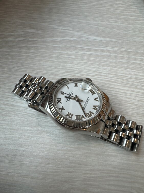 ロレックス デイトジャスト 31サイズ178274 ホワイト ローマ D番（高級時計）の商品画像 - 査定依頼日：2025年3月7日 - 最高査定価格：1,100,000円