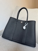 ガーデンパーティー30 黒（ブランドバッグ）の商品画像 - 査定依頼日：2025年11月25日 - 最高査定価格：700,000円