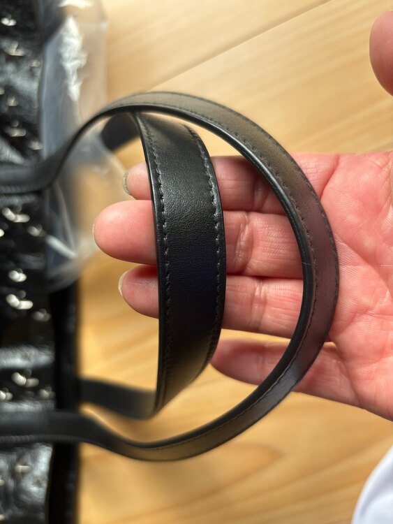 ジミーチュウ  （ブランドバッグ）の商品画像 - 査定依頼日：2025年1月27日 - 最高査定価格：15,000円