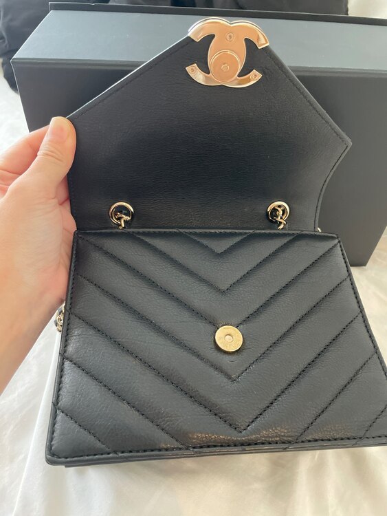 シャネルシェブロンvステッチショルダーバック（ブランドバッグ）の商品画像 - 査定依頼日：2024年12月22日 - 最高査定価格：200,000円