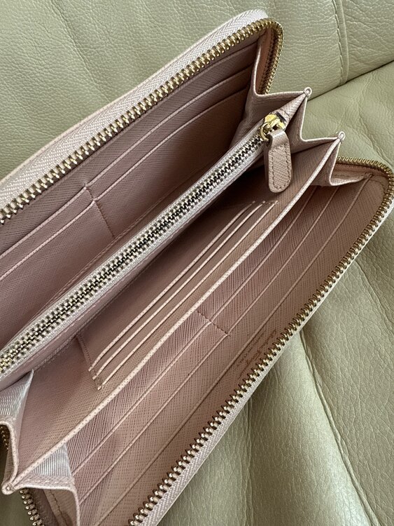 ヴァラ長財布（ブランド財布・小物）の商品画像 - 査定依頼日：2025年4月12日 - 最高査定価格：1,000円