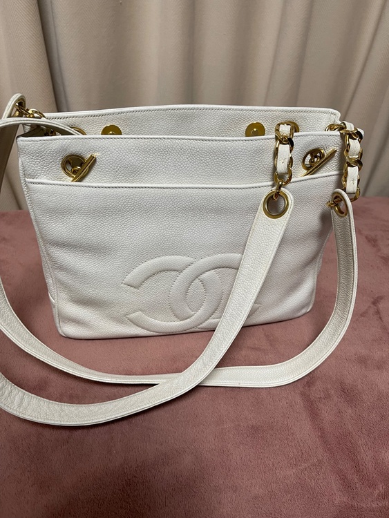 CHANEL キャビアスキン　チェーンバック白（ブランドバッグ）の商品画像 - 査定依頼日：2026年4月29日 - 最高査定価格：100,000円