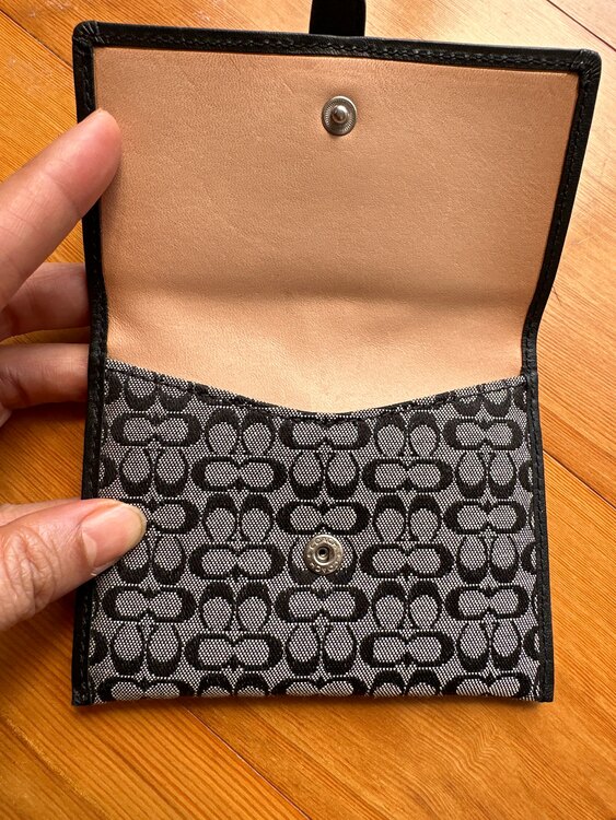 名刺入れ（ブランド財布・小物）の商品画像 - 査定依頼日：2025年4月11日 - 最高査定価格：2,000円