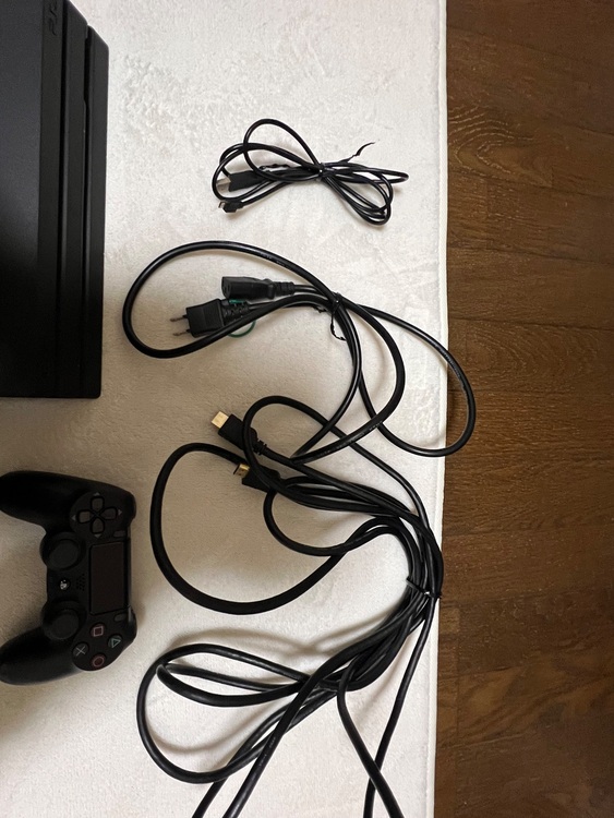 PS4  Pro 1TB CUH-7100B（ゲーム機本体・ゲームソフト）の商品画像 - 査定依頼日：2025年11月15日 - 最高査定価格：13,000円