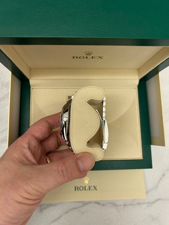 デイトジャスト 126334 [ジュビリーブレス ブラック]ダイヤ（高級時計）の商品画像 - 査定依頼日：2025年1月5日 - 最高査定価格：2,330,000円