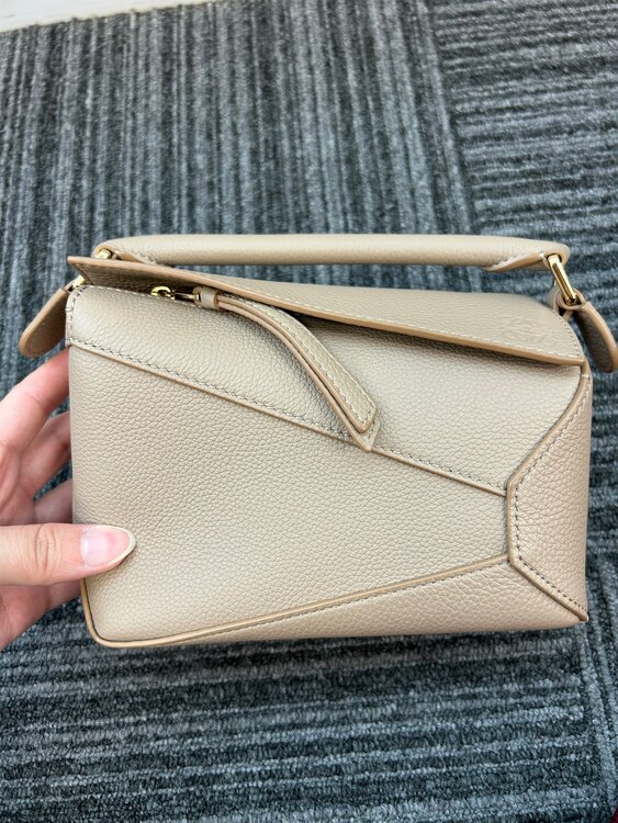 ロエベ puzzle ミニ（ブランドバッグ）の商品画像 - 査定依頼日：2025年4月29日 - 最高査定価格：230,000円