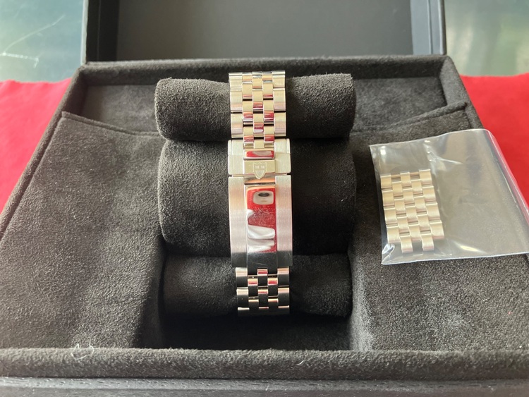 チューダー ブラックベイ M79000-000（高級時計）の商品画像 - 査定依頼日：2025年9月20日 - 最高査定価格：1,500,000円