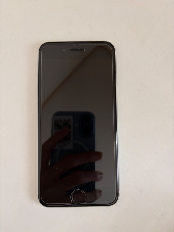 iPhonese第二世代（スマホ）の商品画像 - 査定依頼日：2026年7月29日 - 最高査定価格：8,000円