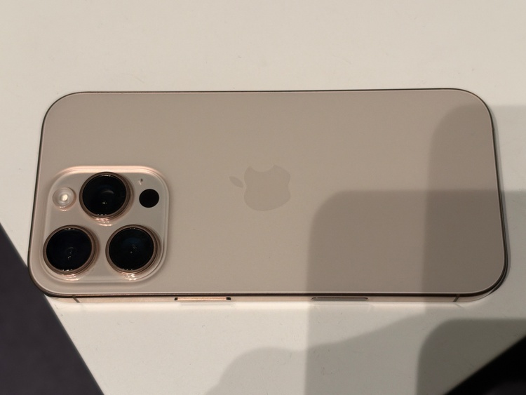 iPhone iPhone 16 Pro 128GB au（スマホ）の商品画像 - 査定依頼日：2026年9月24日 - 最高査定価格：102,500円