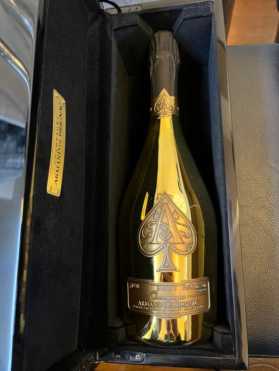 シャンパン アルマン・ド・ブリニャック （お酒）の商品画像 - 査定依頼日：2025年4月10日 - 最高査定価格：27,000円