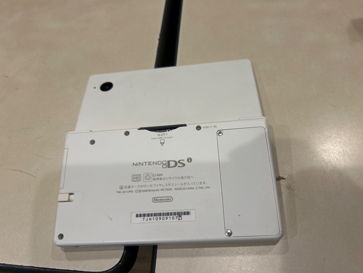 ニンテンドーDSi カラーWhite（ゲーム機本体・ゲームソフト）の商品画像 - 査定依頼日：2025年9月24日 - 最高査定価格：500円