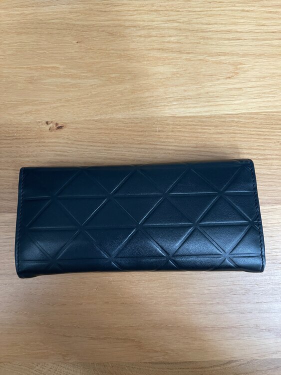 トライアングルモチーフラージレザーウォレット（ブランド財布・小物）の商品画像 - 査定依頼日：2025年4月27日 - 最高査定価格：25,000円