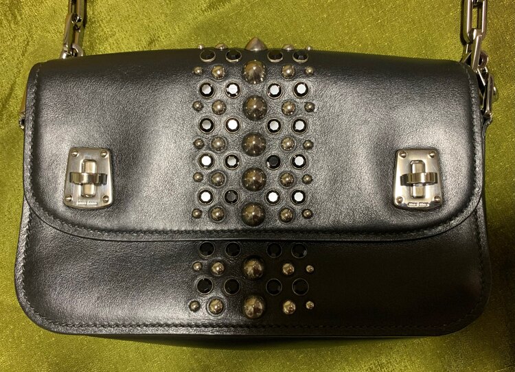 MIUMIU スタッズ ショルダーバッグ（ブランドバッグ）の商品画像 - 査定依頼日：2025年4月16日 - 最高査定価格：20,000円