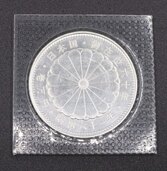 天皇陛下在位60年記念1万円銀貨（金・貴金属）の商品画像 - 査定依頼日：2025年4月2日 - 最高査定価格：100,000円