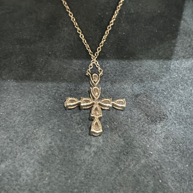 ハリーウィンストン ペアシェイプミニクロス ネックレス（金・貴金属）の商品画像 - 査定依頼日：2024年4月4日 - 最高査定価格：330,000円