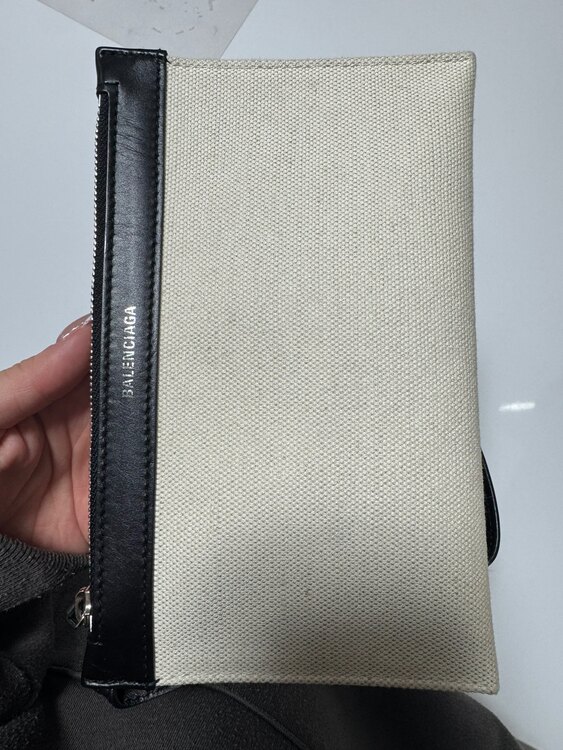 BALENCIAGA 339933AQ38N/1081（ブランドバッグ）の商品画像 - 査定依頼日：2025年2月1日 - 最高査定価格：18,000円