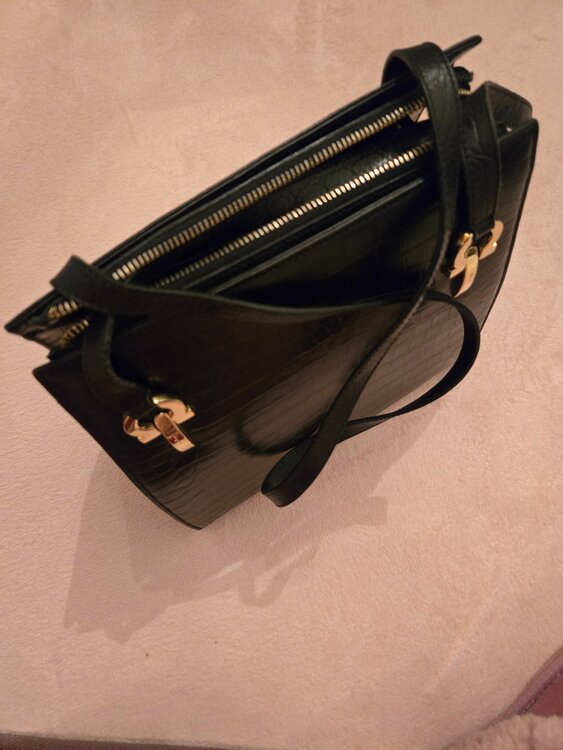 ガンチーニ　クロコ型押し黒（ブランドバッグ）の商品画像 - 査定依頼日：2026年4月7日 - 最高査定価格：10,000円