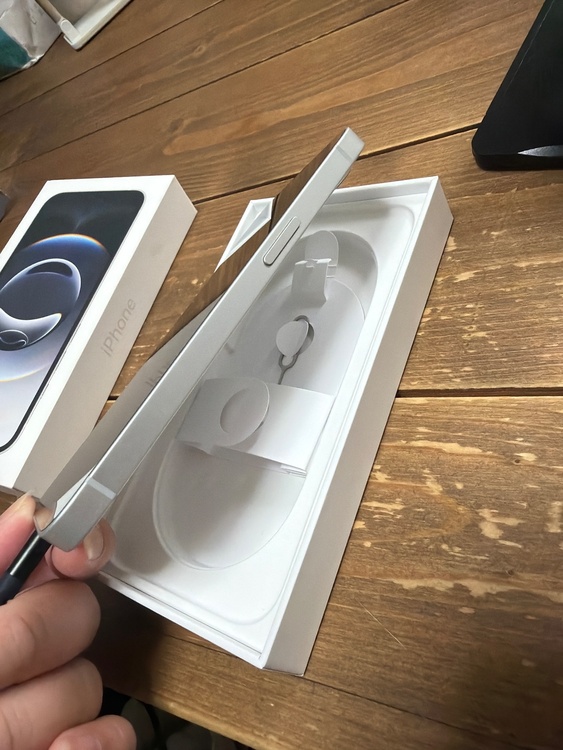 iPhone iPhone 16e 128GB docomo（スマホ）の商品画像 - 査定依頼日：2026年8月30日 - 最高査定価格：67,000円