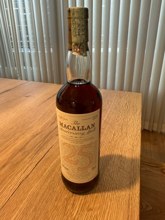 マッカラン アニバーサリー25年（お酒）の商品画像 - 査定依頼日：2025年1月27日 - 最高査定価格：300,000円
