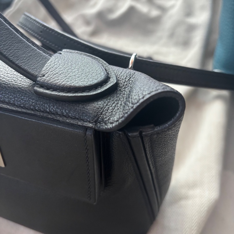 ヴァンキャトルミニ（ブランドバッグ）の商品画像 - 査定依頼日：2026年1月20日 - 最高査定価格：1,330,000円