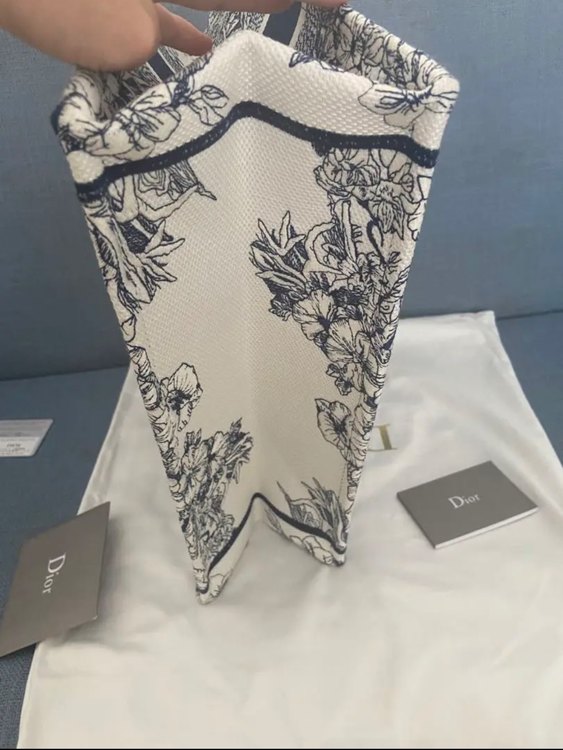 ブックトート ネイビー（ブランドバッグ）の商品画像 - 査定依頼日：2023年8月25日 - 最高査定価格：270,000円