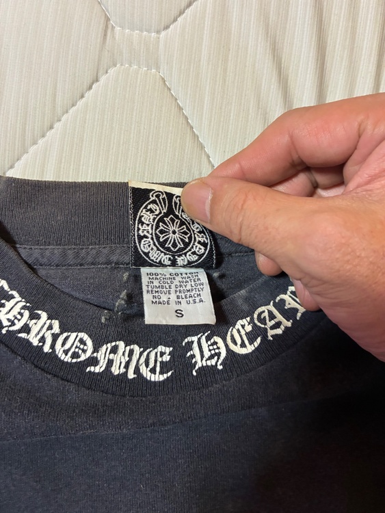 【ブランド】CHROME HEARTS（クロムハーツ） 【アイテム】半袖ポケットTシャツ／ネックロゴ・スクロールロゴ 【カラー】ブラック 【サイズ】S 【素材】COTTON 100%（古着・ファッション）の商品画像 - 査定依頼日：2026年8月25日 - 最高査定価格：20,000円