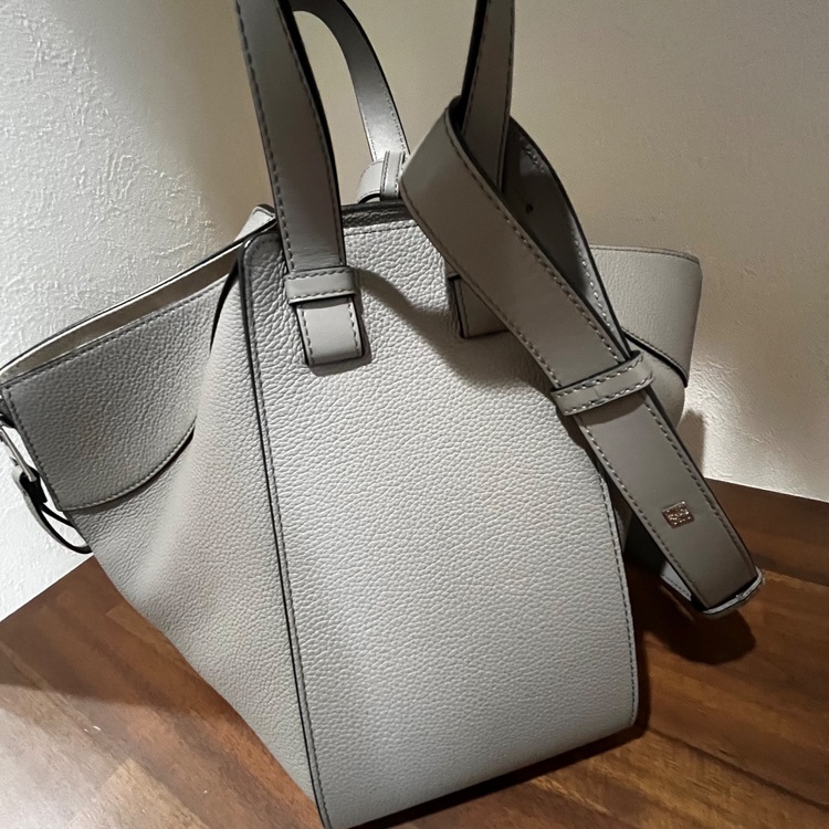 ロエベハンモックスモール（古着・ファッション）の商品画像 - 査定依頼日：2025年6月10日 - 最高査定価格：105,000円