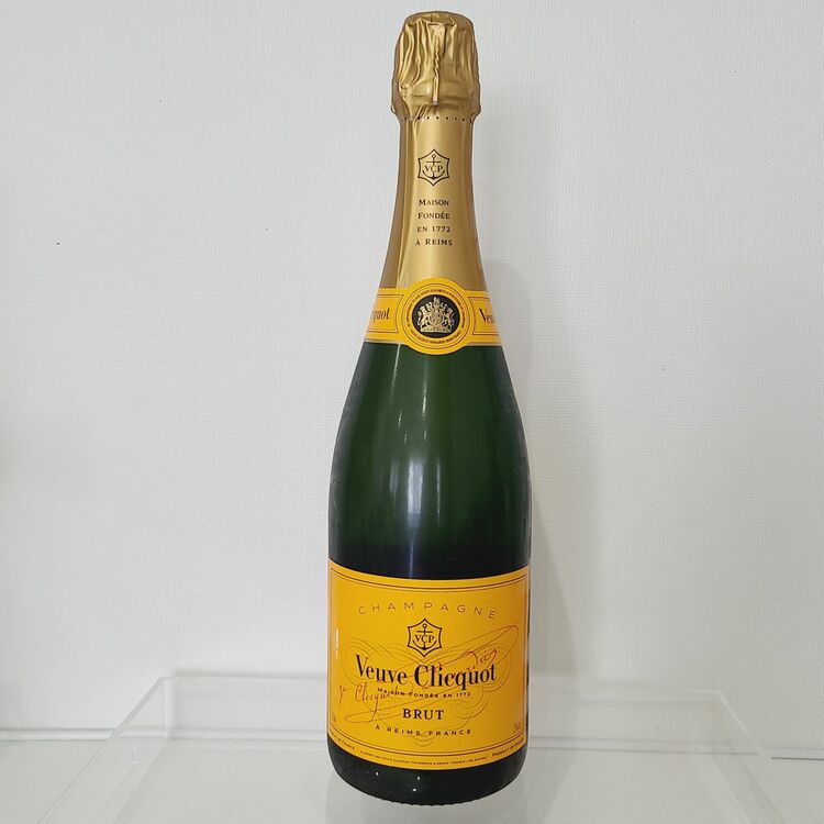 Veuve Clicquot Ponsardin（お酒）の商品画像 - 査定依頼日：2025年8月19日 - 最高査定価格：3,800円