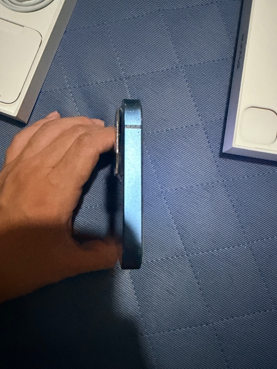 iPhone iPhone 13 128GB au（スマホ）の商品画像 - 査定依頼日：2026年9月22日 - 最高査定価格：35,500円
