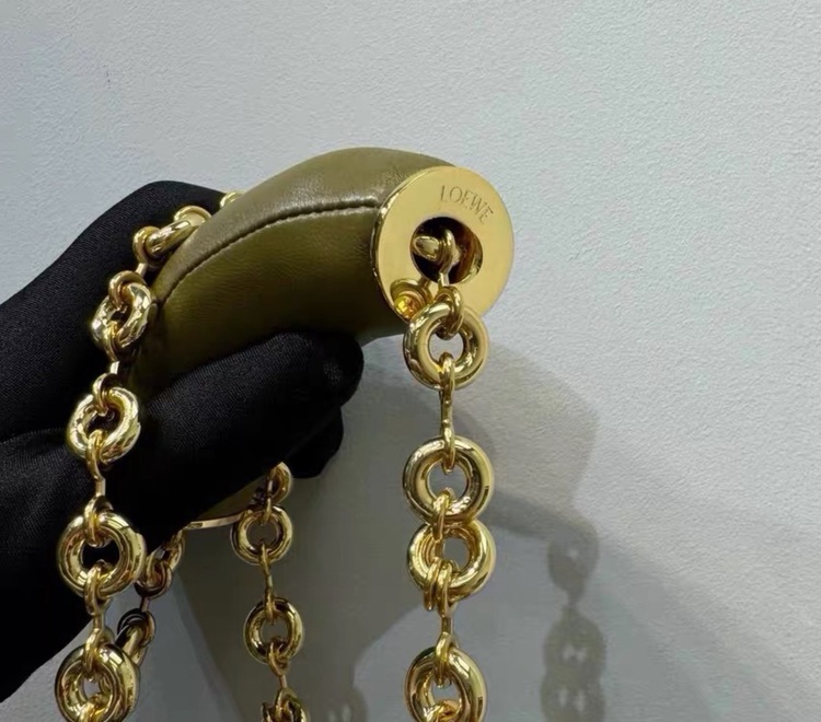 loewe squeezeバッグ スモール（ブランドバッグ）の商品画像 - 査定依頼日：2025年11月19日 - 最高査定価格：240,000円