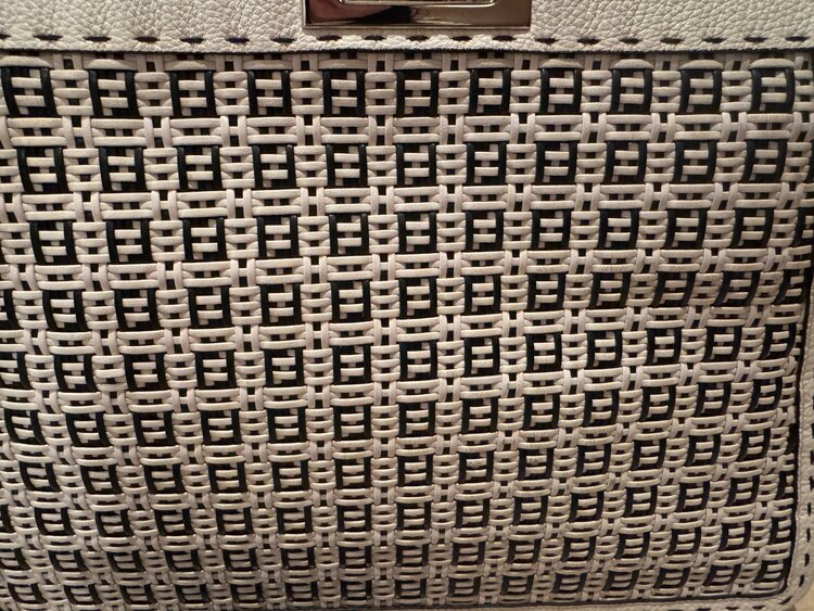 FENDI ピーカーブー（ブランドバッグ）の商品画像 - 査定依頼日：2025年4月9日 - 最高査定価格：300,000円