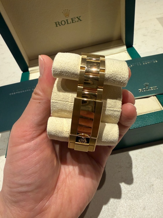 デイトナ　フル無垢　ブラック　シャンパン（高級時計）の商品画像 - 査定依頼日：2026年2月5日 - 最高査定価格：9,000,000円