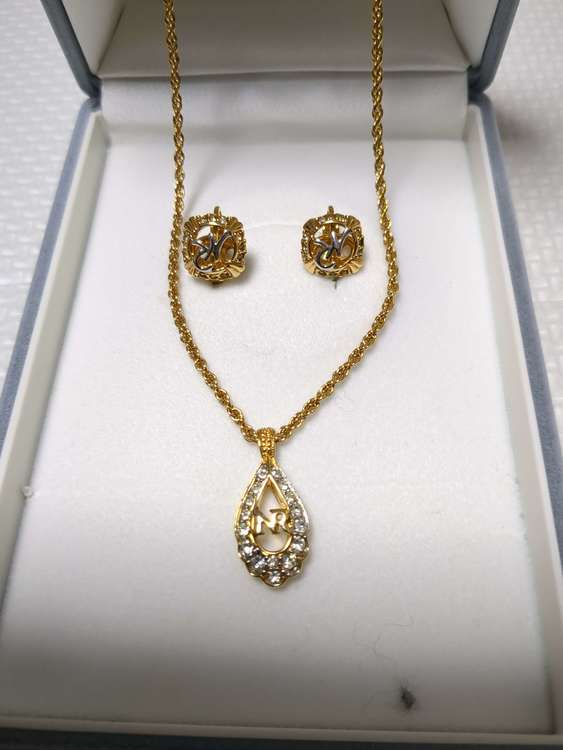 ニナリッチ　ネックレスとイヤリングセット（金・貴金属）の商品画像 - 査定依頼日：2023年6月7日 - 最高査定価格：4,500円