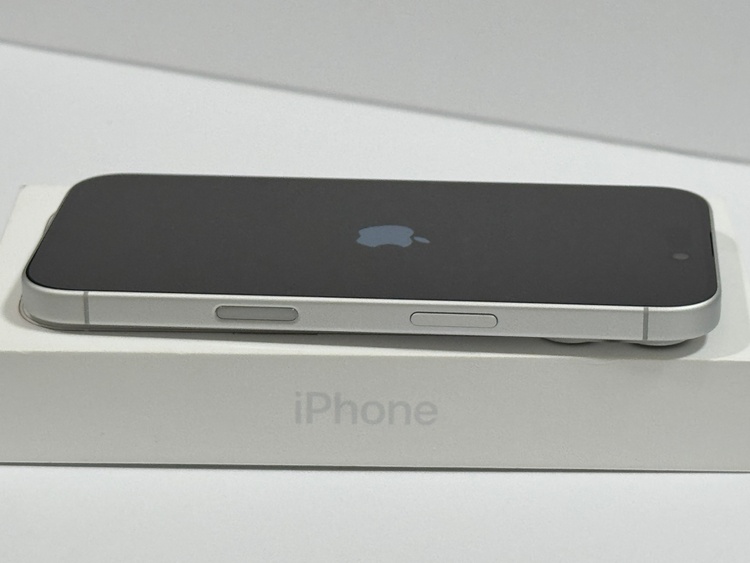 iPhone 16 128GB docomo（スマホ）の商品画像 - 査定依頼日：2026年3月30日 - 最高査定価格：80,000円