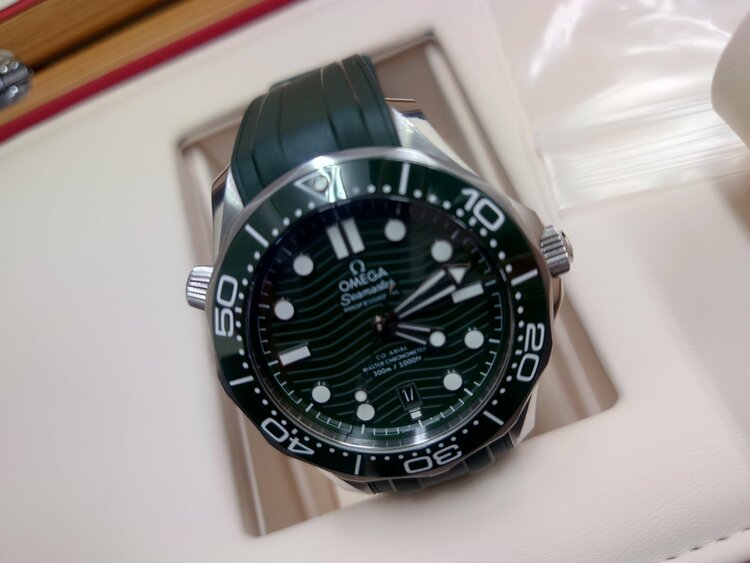 オメガ　シーマスター　ダイバー300M コーアクシャル　マスター　クロノメーター（高級時計）の商品画像 - 査定依頼日：2026年4月22日 - 最高査定価格：100,000円
